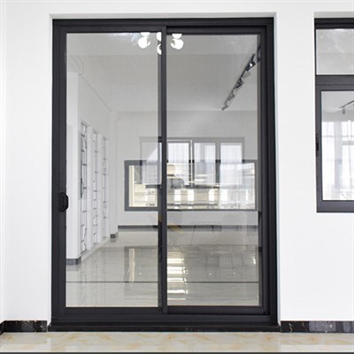 Badai berdampak pada pintu teras geser